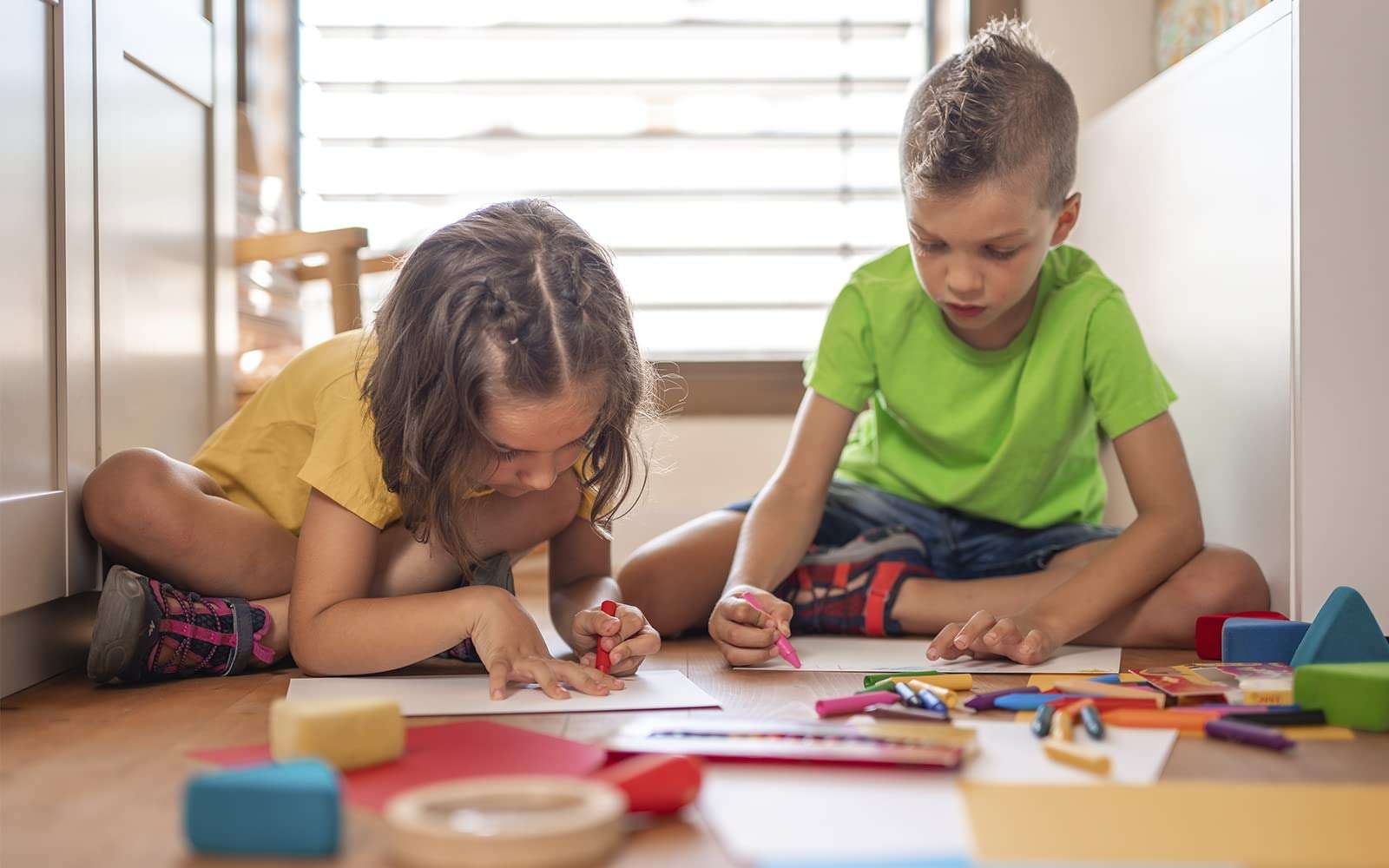 Jovi Round 60 Wax Crayons Jar with Sharpener, 12 Shades 5 Crayons of Each Shade for Drawing Colouring Kids, Smooth, Durable, Non-Toxic, Gluten Free, Attractive Bright Wax Chalk Colours, 980/60 5