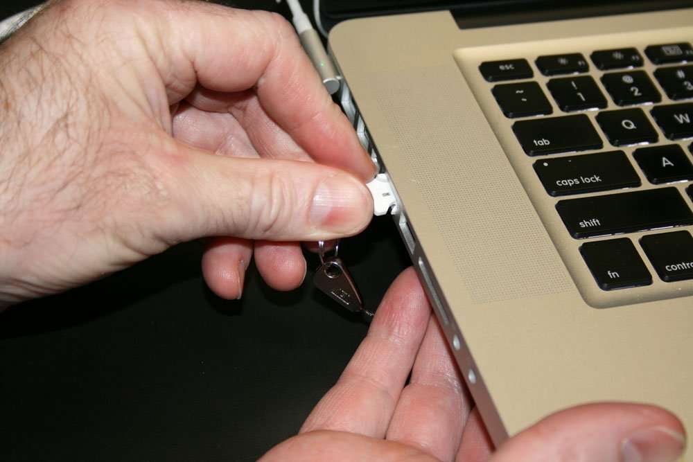 FJM Security FJM-0916 USB Port Locks, Pack of 10, Secure Your Data, USB Blocker with Key, Antitheft Locking Devices 2