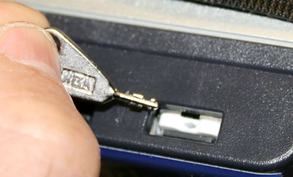 FJM Security FJM-0916 USB Port Locks, Pack of 10, Secure Your Data, USB Blocker with Key, Antitheft Locking Devices 4