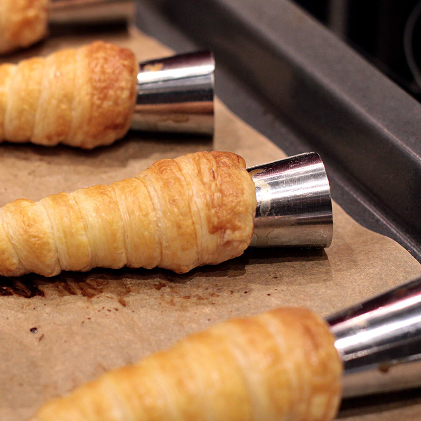 10Pcs Cream Horn Molds Forms 5 Inch, Non-stick Cream Horns Pastry Mold Croissant Baking Forms Stainless Steel Cannoli Tubes Ice Cream Cone Molds for Baking Croissants, Ice Cream Cone Party Dessert 5