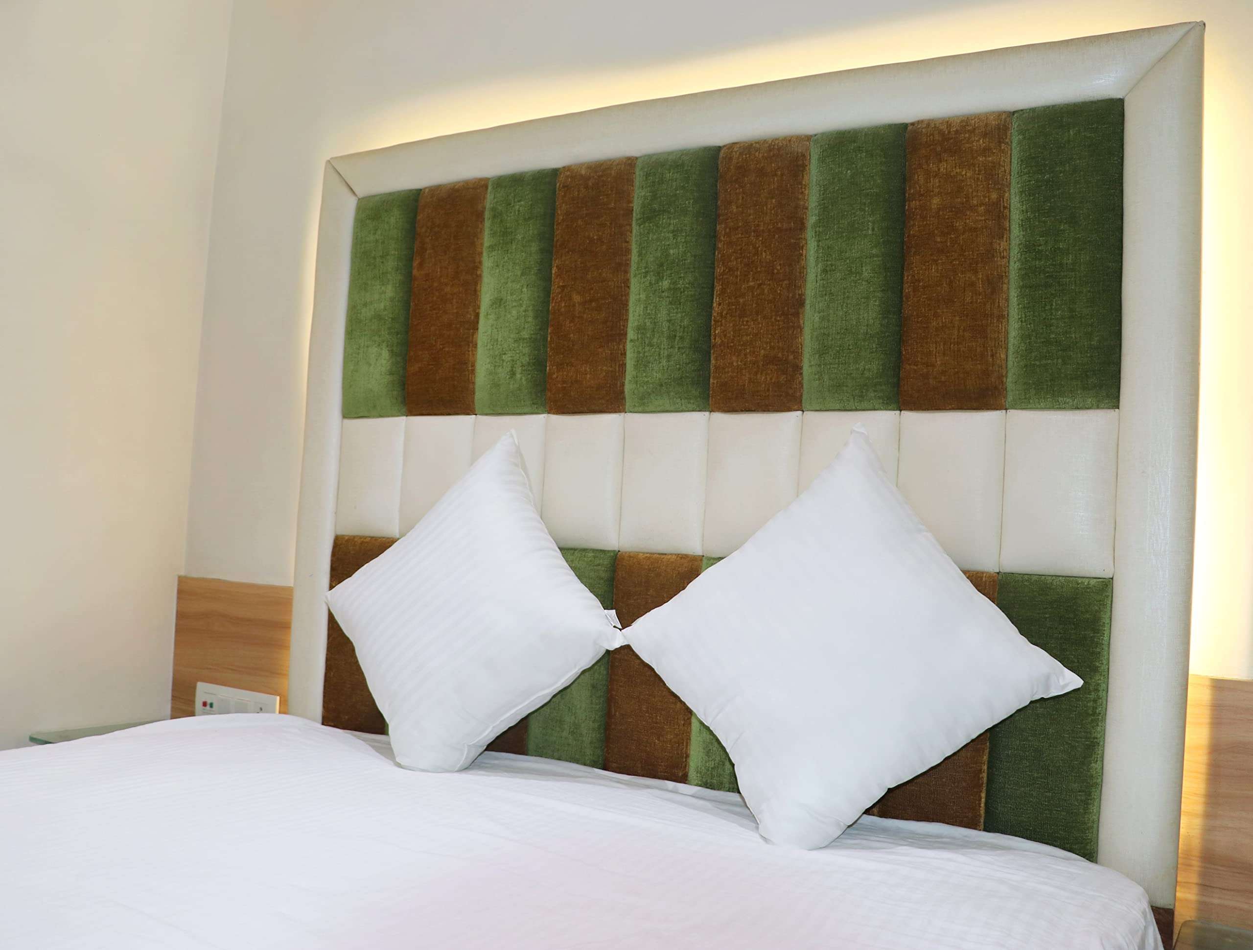 Hoolloomooloo Square Pillow 20x20 Inches, Set of 2, Microfiber Hotel Quality Premium Fibre Soft Cushion Filler (50x50 cm) White 1