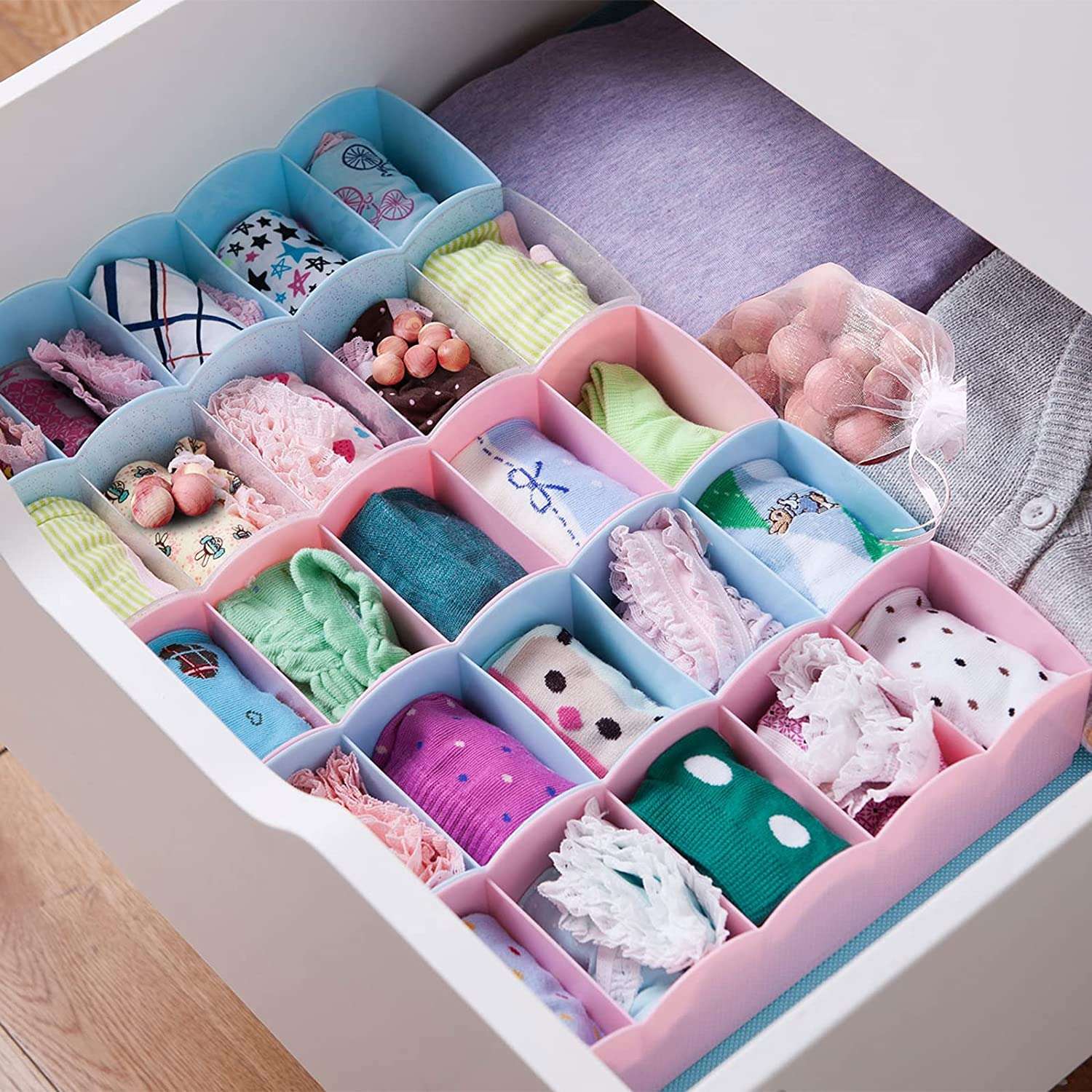 Cedar Blocks for Clothes Storage and Closet Organization - Natural Cedar Hang Ups and Blocks for Drawer Freshening and Clothes Protection(16 pcs Blocks) 4