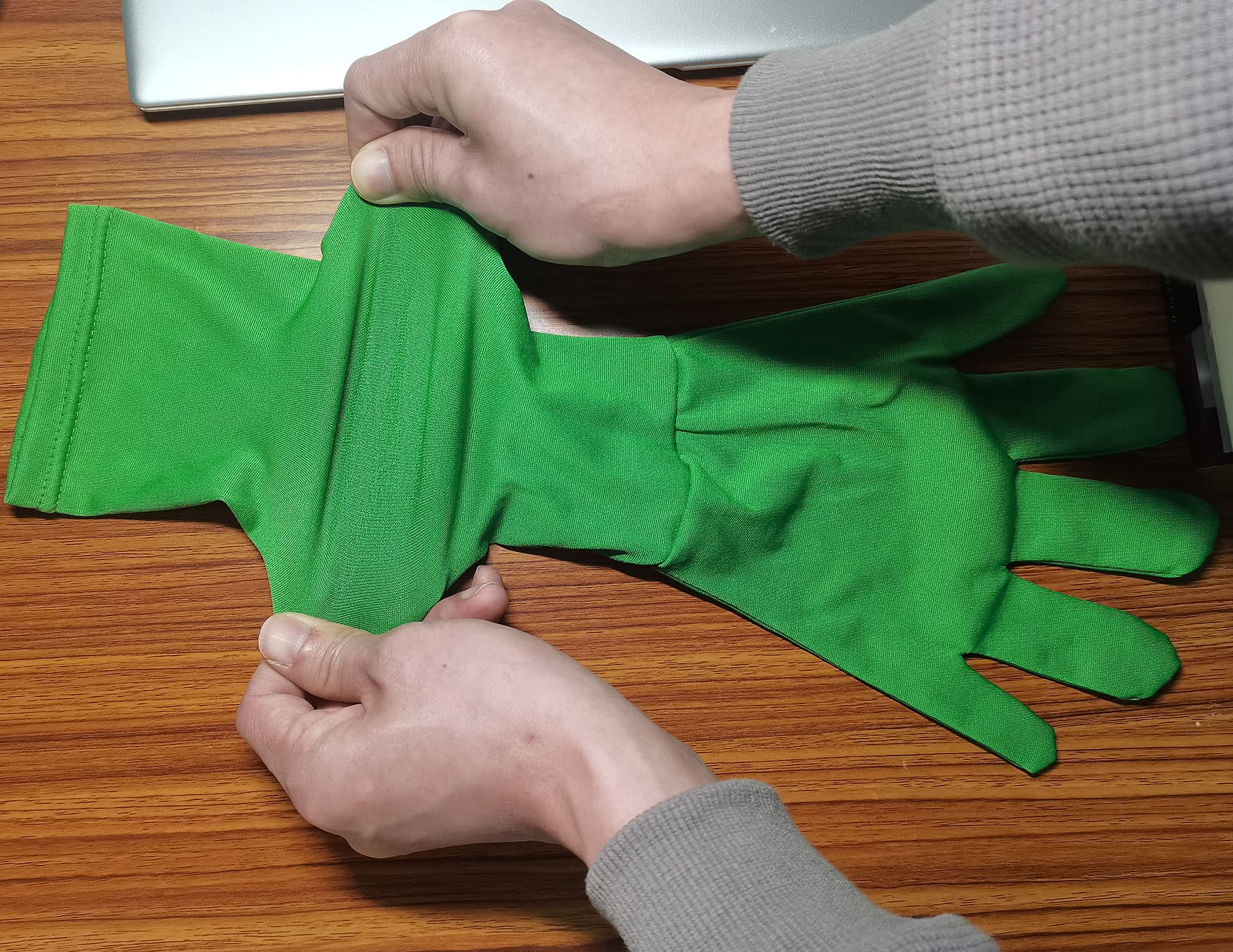 JOMOCARE Chromakey Gloves Green Chroma Key Glove Invisible Effects Background Chroma Keying Green Gloves for Green Screen Photography Photo Video… (Loose, Green x2pairs) 6