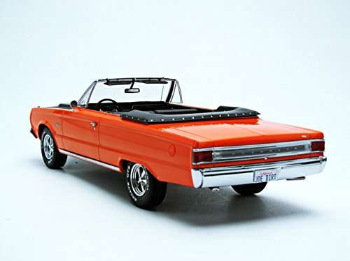 Greenlight Artisan Collection Joe Dirt (2001) 1967 Plymouth Belvedere GTX Convertible Vehicle (1:18 Scale) 4