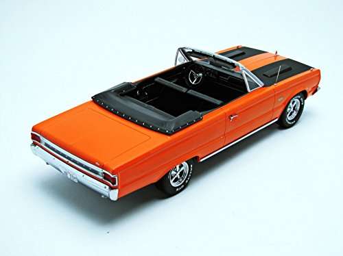Greenlight Artisan Collection Joe Dirt (2001) 1967 Plymouth Belvedere GTX Convertible Vehicle (1:18 Scale) 5