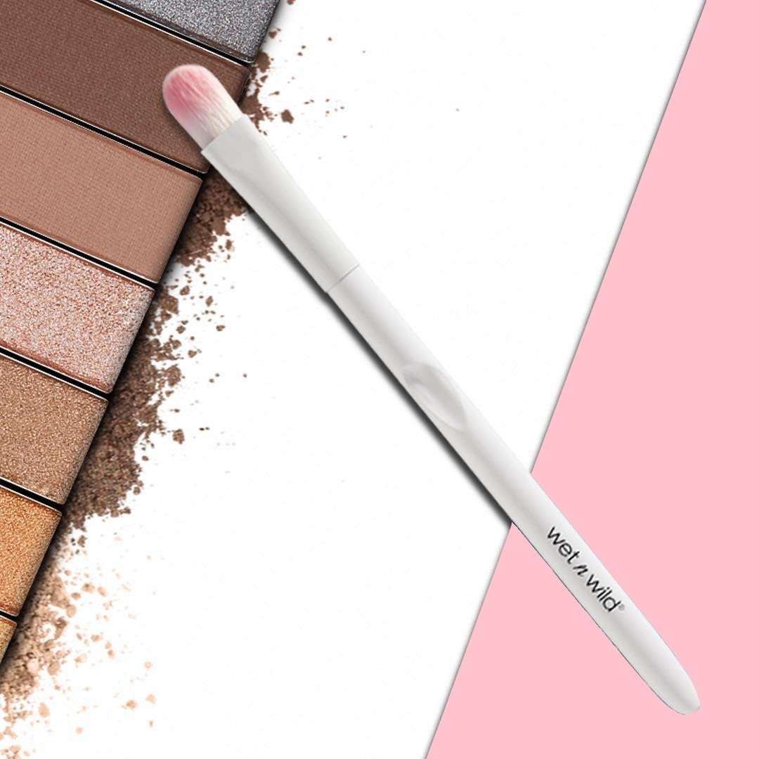 Wet 'n' Wild Makeup Brush, Large Eyeshadow Brush with Rounded and Innovative Bristles and Ergonomic Handle for Blending without Smudging, Easy-to-use Makeup Brushes, 1 Count (Pack of 1) 3