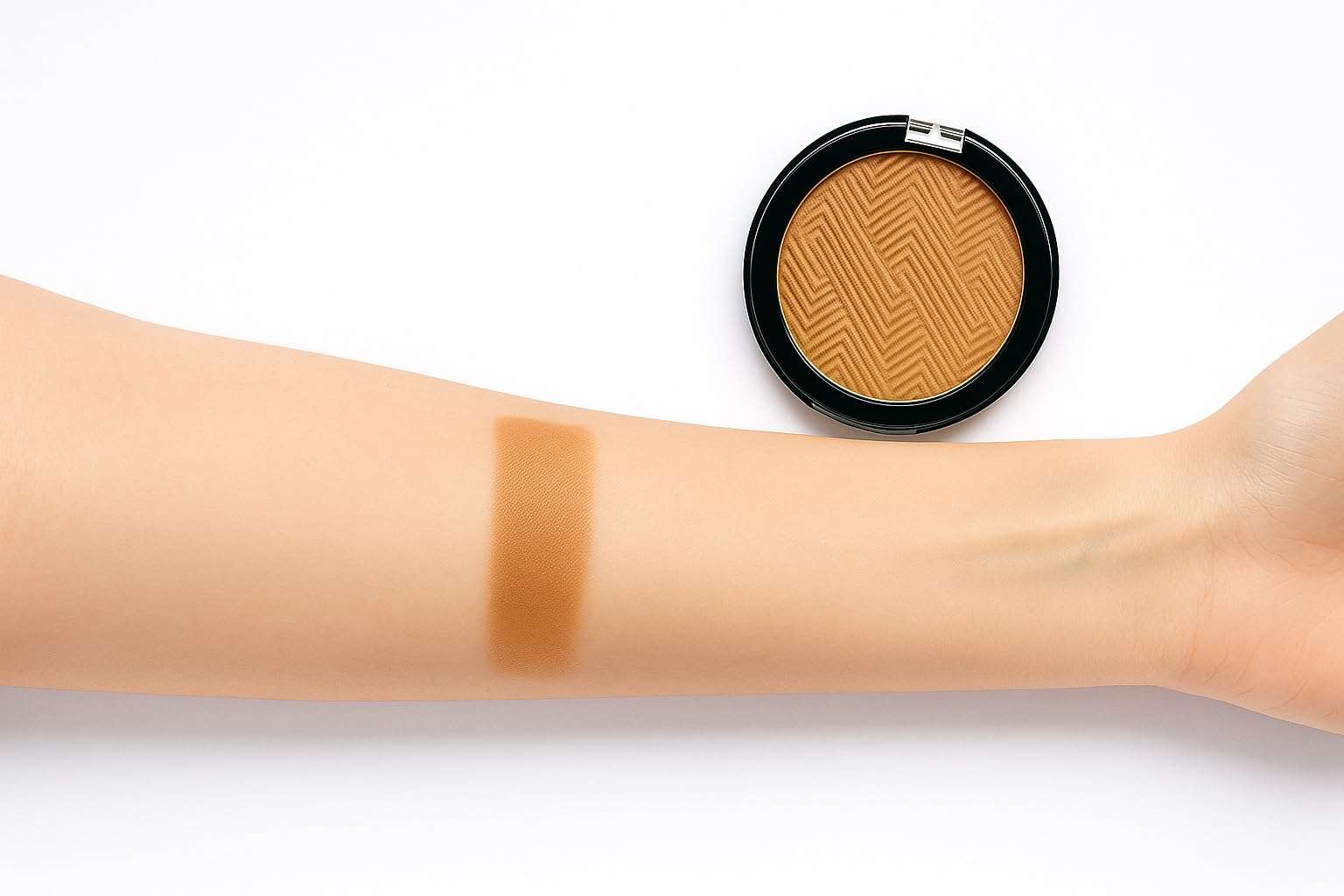 Sedell Paris ultra-fine shimmer pigments used as loose powder for face, eyes, or body glow 1