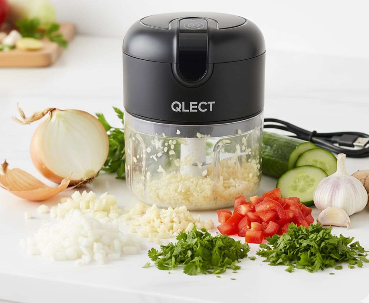 QLECT Electric Mini Chopper, USB Rechargeable Garlic Chopper with Stainless Steel Blades, Portable Food Processor for Onion, Nuts, Ginger, Vegetables & Baby Food (250ml, Black)