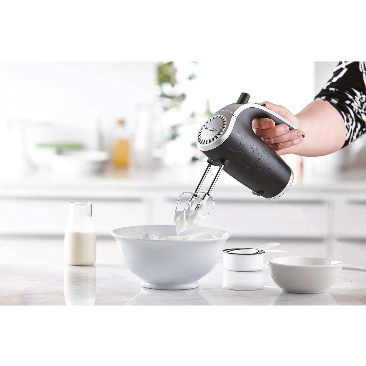 Brentwood Electric Hand Mixer Lightweight 5-Speed, Black 3