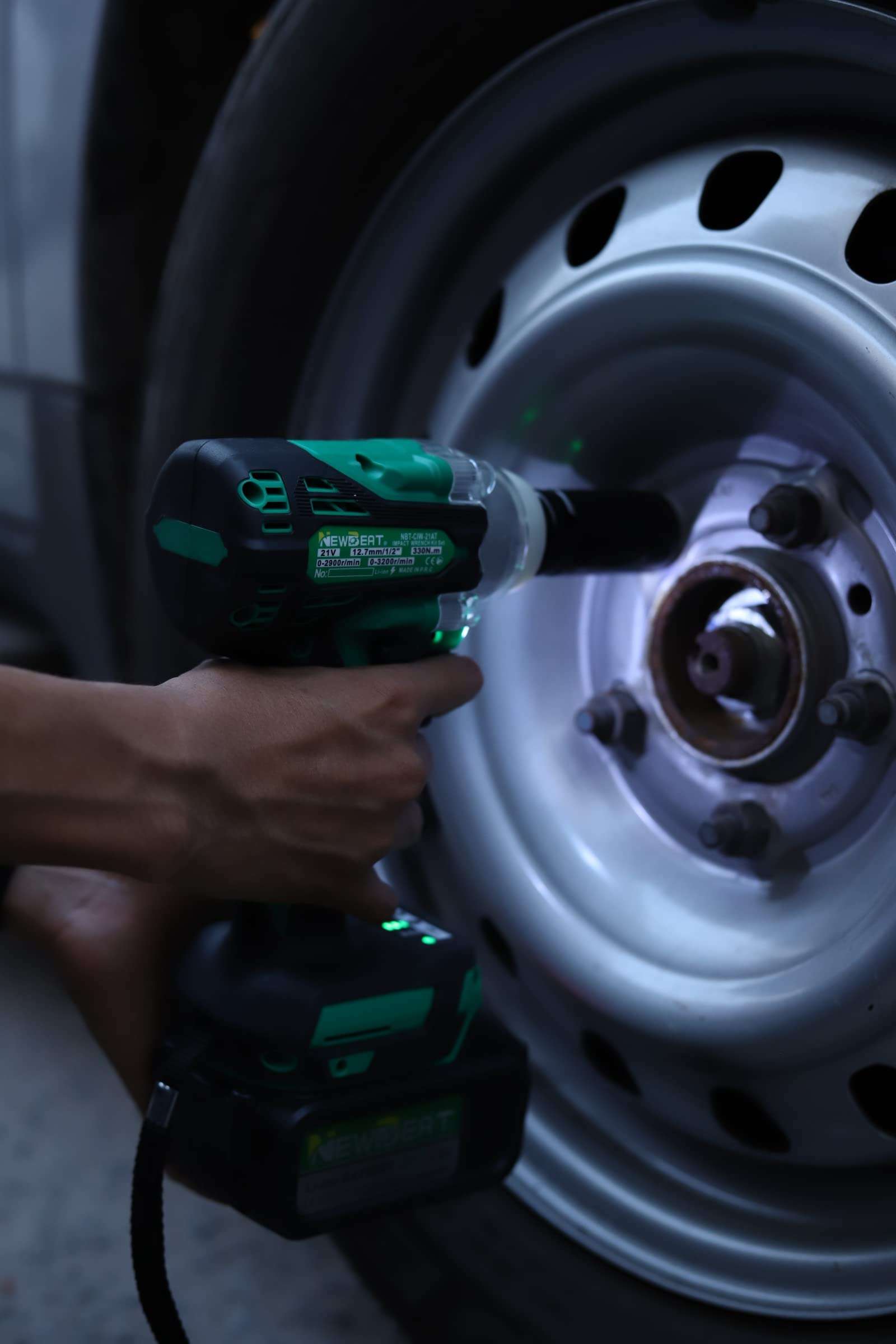 New Beat Cordless Brushless Impact Wrench Kit Set, 3200RPM High Torque Impact Gun 330N.m Torque, Li-ion Battery 21V 3.0Ah Electric Impact Wrench Multipurpose Use, Screw Driver, Universal Sleeve 5