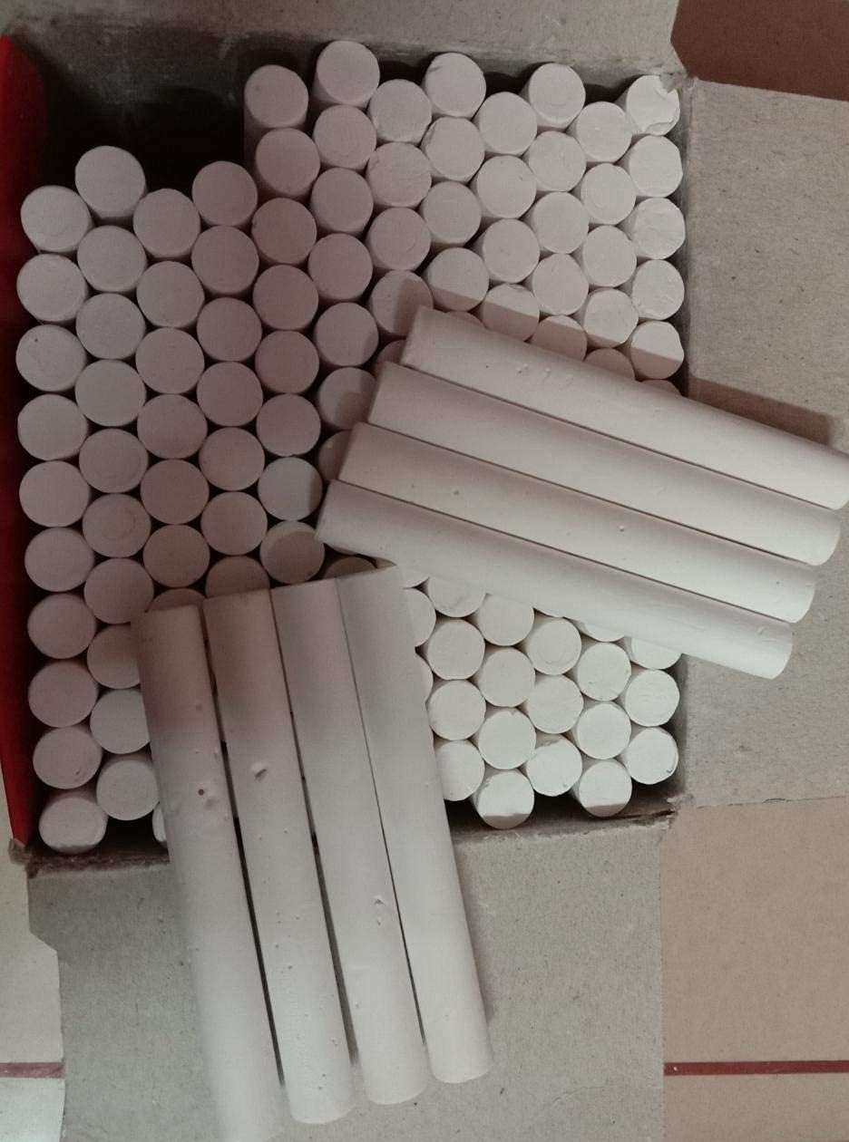 Kesora Dust Free Chalk Pieces Box, Blackboards, Greenboards and Cement Floors (White, Pack of 100) 3