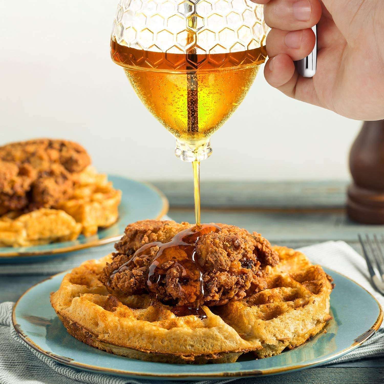 Yorten Honey Dispenser with Stand Syrup and Sugar Jar Pot, No Drip Honey Dispenser with High Capacity 200Ml Honeycomb Dispenser Acrylic Honey Pot Gravy Boats Crystal Clear Syrup Dispenser 4