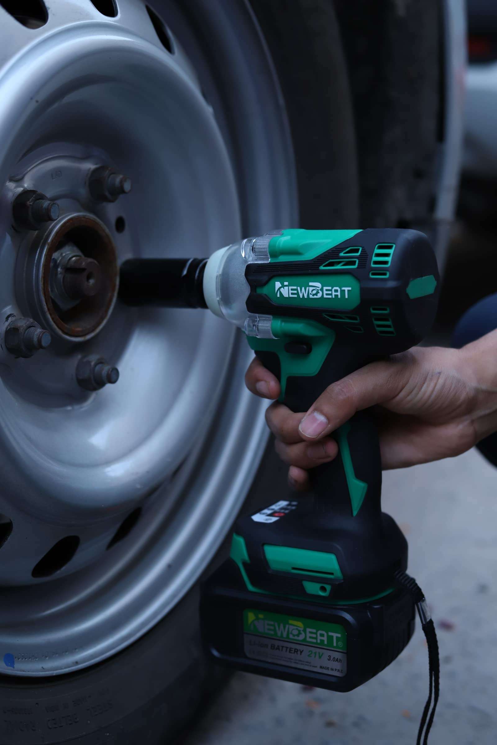 New Beat Cordless Brushless Impact Wrench Kit Set, 3200RPM High Torque Impact Gun 330N.m Torque, Li-ion Battery 21V 3.0Ah Electric Impact Wrench Multipurpose Use, Screw Driver, Universal Sleeve 6