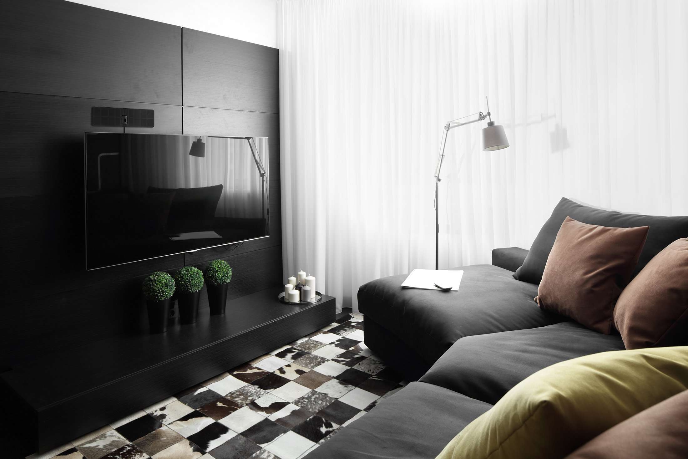 RGTech Monarch 40 Black Indoor HDTV Flat Paper Thin Antenna - True 40 Mile Range, Multidirectional Reception, UWB Technology and 4G filter for Maximum UHF/VHF/FM/USB TV Tuner/DVB-T/DAB Radio reception 4