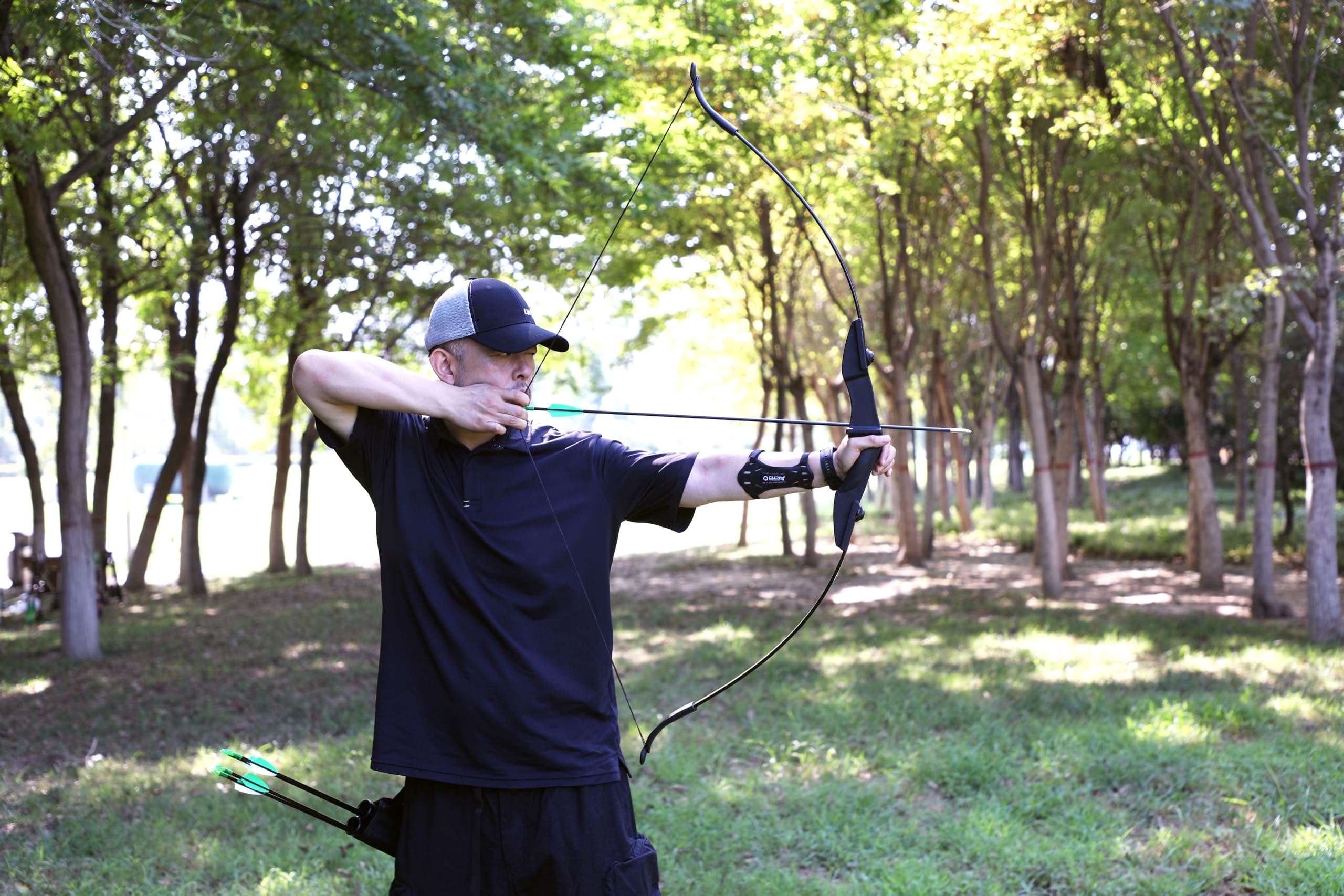 LWANO Bow and Arrow Set for Adults - Archery Takedown Recurve Bow Set for Beginners and Youth, Left & Right Handed (30lbs) 6