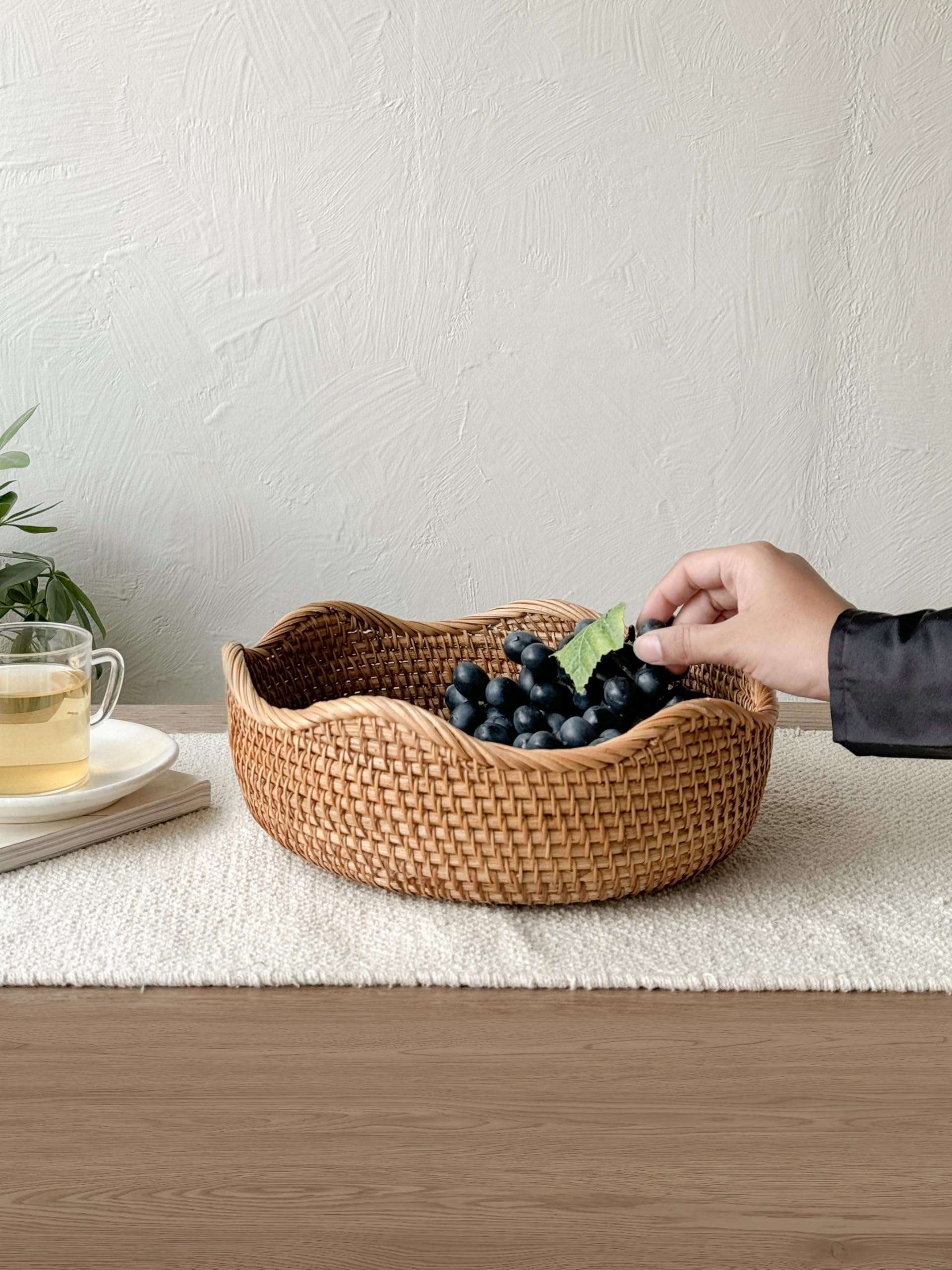 EDAMAME Hand‑Woven Rattan Bread & Fruit Basket – Medium Wicker Serving Tray for Tabletop Decor | Boho Kitchen Storage Bowl (Brown) 6